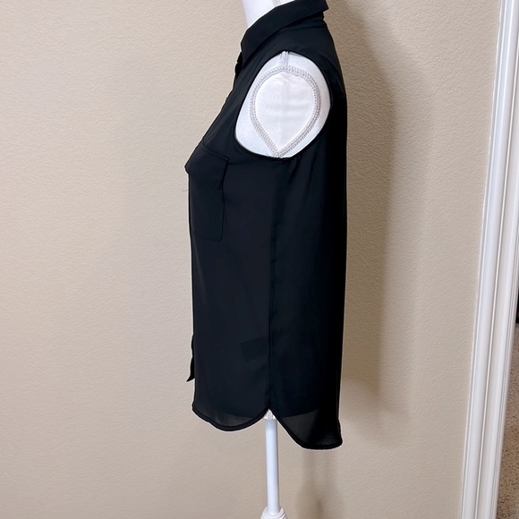 Who What Wear Button Down Sleeveless Blouse - Picture 3 of 6